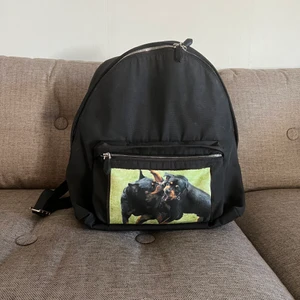 Givenchy ryggsäck  - Rymlig väska från givenchy. Inget kvitto finns men väskan är köpt från END. Begagnat men bra skick. 