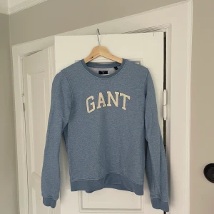 GANT sweatshirt  - Säljer denna fina blåa tjocktröja från Gant. Fint skick. Storlek M. Inköpt på Johnells. Kan möta upp i Uppsala eller frakta, köparen står för frakt.