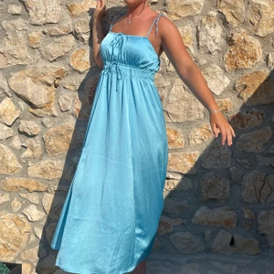 Hm - klänning  - Så fin klänning till sommaren! Använt kanske 2 gånger, köpte den på hm i Palma och är osäker på om den finns i butik. Klänningen går att reglera runt brösten och även reglerbara band över axlarna! 