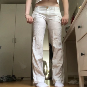 Lågmidjade randiga linnebyxor  - Super snygga lågmidjade randiga linnebyxor från Hugo boss. Har snören i midjan så man kan justera midjan. Bara att höra av er om ni har frågor eller vill ha fler bilder🌸