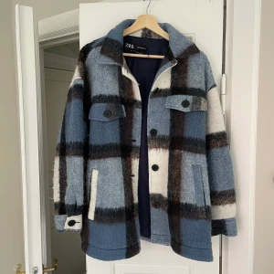 Rutig jacka från Zara - Säljer min fina jacka från Zara. Den är storlek M. Endast använt fåtal gånger, är i nyskick. Kan mötas upp i Uppsala/Stockholm. Kan frakta, köparen står för frakt