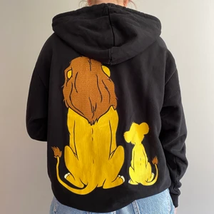 Hoodie - asos x Lejonkungen - En svart hoodie med lejonkungen motiv på ryggen. Den har inga fickor. Använd 1-2 gånger. Du står själv för frakten💕