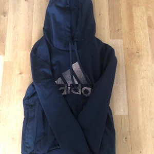 Adidas hoodie - Äkta adidas, inga hål och knappast använd