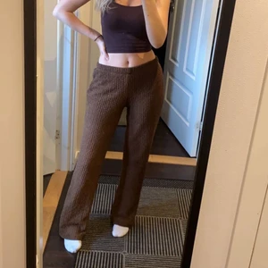 lågmidjade stickade byxor - säljer dessa lågmidjade stickade bruna byxor från pull and bear då dom aldrig kommit till användning, lappen är forufarande på🤍🤍