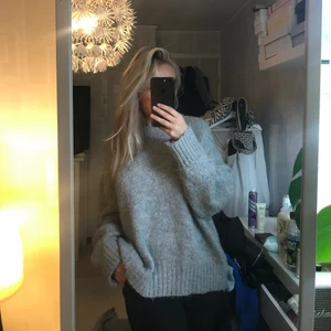 Grå stickad tröja - Super fin grå stickad tröja från zara som tyvär inte kommer till användning längre