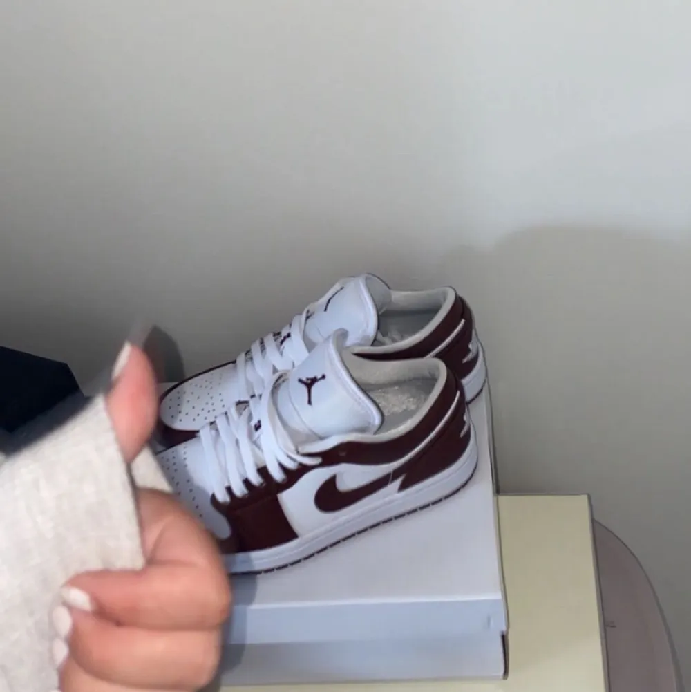 Intressekoll på mina jordans, de är i bra skick, inte använda på ett bra tag. Skorna tvättas av och skosnörena byts vid köp. Nypris är 2499kr så jag säljer för ca 1600 (pris kan diskuteras)💓 köparen står för frakten . Skor.