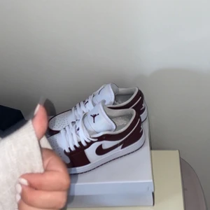 Air jordan 1 low "team red" - Intressekoll på mina jordans, de är i bra skick, inte använda på ett bra tag. Skorna tvättas av och skosnörena byts vid köp. Nypris är 2499kr så jag säljer för ca 1600 (pris kan diskuteras)💓 köparen står för frakten 