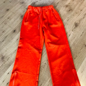 Byxor, Divided. Wide Leg. Stl: Small - Wct byxa, "Wide leg modell" Stl: Small. Ifrån HM Divided. Snygg Orange färg Nyskick,endast provade. Avhämtning Uppsala 