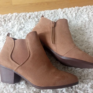 Stövlar 🤎🍂 🆕 - Helt nya stövlar 🤎✨🥴 perfekt att kombinera höst och vinter 🍂🌟🧣👢 Med ett väldigt mjukt och skönt material på fötterna🟤🆙