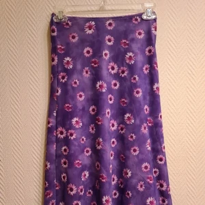 Lila midskirt - Superfin midskirt från motel rocks! Säljer då den inte passar mig längre :/ Frakt tillkommer <3 vid flera intresserade blir det budgivning💜