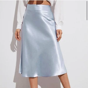 Kjol i satin - Satinkjol i en så fin ljusblå färg, storlek medium🦋 hör av er vid minsta intresse eller fundering💕💕 spårbar frakt på 39kr tillkommer📦