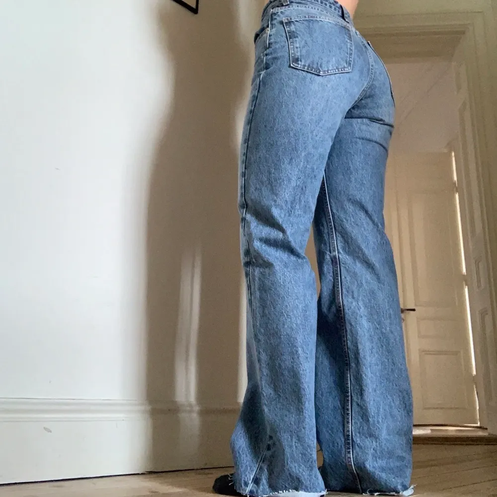 Oanvända Jeans ifrån Zara. Storlek 38, jag på bilden är 170. Man klipper av jeansen för att anpassa längden, jag har inte klippt något i dessa så de är väldigt långa. . Jeans & Byxor.