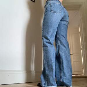 Oanvända Jeans ifrån Zara. Storlek 38, jag på bilden är 170. Man klipper av jeansen för att anpassa längden, jag har inte klippt något i dessa så de är väldigt långa. 