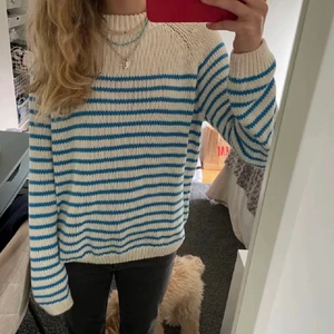 Stickad randig tröja - Säljer jättefin blå vit stickad randig tröja, nypris: ca 500 kr💘 mitt pris: 299 kr (eller budgivning)🥰 har knappar vid ena axeln som fin detalj, SLUTSÅLD överallt och mycket efterfrågad💕 storlek XS💗
