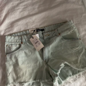 Jeans shorts strl 42 - Blåa jeansshorts från bikbok, LITEN I STORLEK!!!