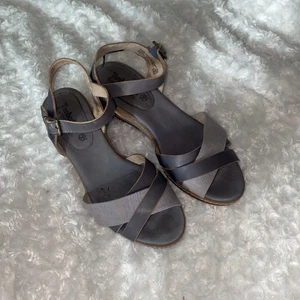 Skor - Ett par Timberland kilklacksskor i strl 38. Köpare står för frakt💕 kontakta för andra bud eller frågor💕