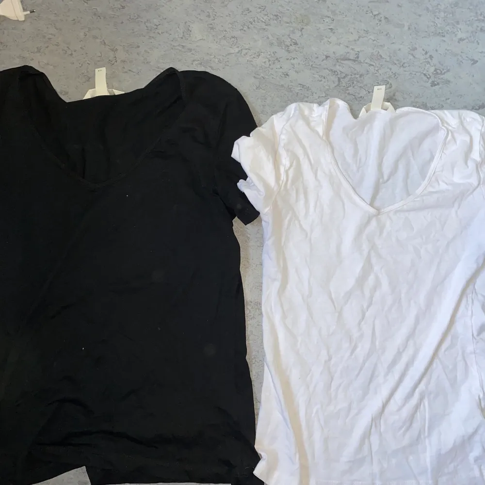 Två basic tshirt från hm. Båda för 25kr en för 15. T-shirts.
