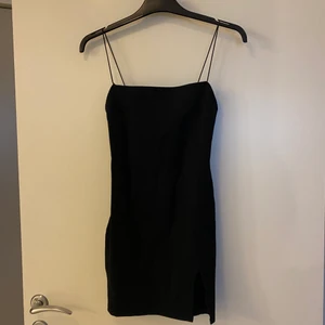 Klänning - Svart klänning med ”cut” på ena låret ❤️