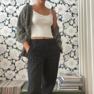 Stickad kofta med knappar - Svart-vit/ grå stickad kofta med knappar ✨ superskön och enkel att styla över andra plagg 🌟