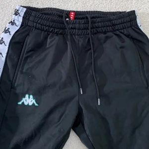 Kappa byxor - Coola kappa byxor köpta på en second hand butik i Stockholm. Storlek S. Knappt använda och i bra skick. Säljer för 120kr + frakt