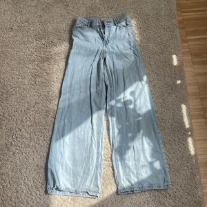 Jeans - Hej! Säljer dessa jeans från Lindex. Jeansen är i storlek 146. Jeansen har 2 små fläckar men inget men tänker på. Köparen står för frakten😊