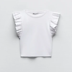 Topp zara  - Jätte fin topp från zara, säljs då den inte kommer till användning, endast använd 2 gånger, kom provat för bilder på💞 TRYCK INTE PÅ KÖP 