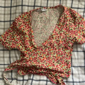 Knyt topp  - Säljer denna knytoppen från New Yoker tror jag i storlek Xs, bra skick, kan inte skicka bild på då den inte passar! Du får välja spårbar frakt eller inte🍓