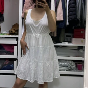 Vit lätt klänning  - Lätt klänning, finns en liten fläck nere vid kanten som knappt syns,  går säkert bort efter tvätten 