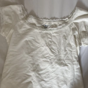 Brandy mellvine  - Intresskoll på mitt linne från brandy mellvine. Köpt i Berlin 04. Budgivning! Börjar vid 60kr. Säljer för bra pris! Köparen står för frakten <3 HÖGSTA BUD:130KR