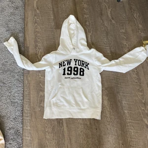 Hoodie - En hoodie som knappt används och är i gott skick! Säljer pga att jag har växt ur den! 