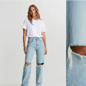 Säljer mina fina blåa jeans från Gina Tricot dom ser ut lika dana på bilden och är i storlek 34 men passar mig som är 36a. Inga fläckar eller något. Köpt för 600kr. Straight jeans. 