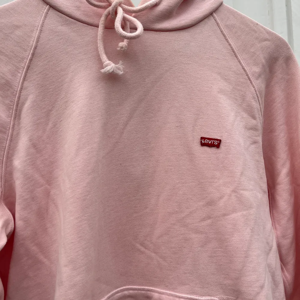 Jättesöt ljusrosa levis hoodie i fint skick. Säljs då den inte används längre. Hoodien är i XS men den är lite oversized. Köparen står för frakten, 59kr. Tröjor & Koftor.