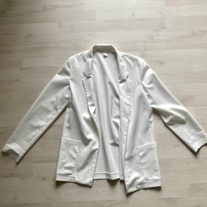 Vit kavaj  - En superfin kavaj i vitt som passar till festligare tillfällen men även till vardags! Storlek M👌🏼🤤