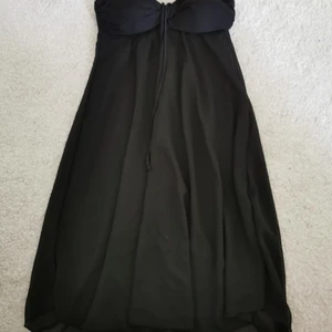 Strandklänning - Strandplagg/klänning som även går att bada i, aldrig använd. Bystdelen är helt svart och resten är ganska genomskinligt.  Ordinarie 699 Nypris 250