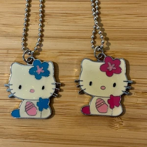 Hello Kitty halsband  - Supergulliga hello Kitty halsband. Kedjan är 44 cm. 25kr styck + frakt. Kan posta spårbart. Kan också posta med brev och då är frakten 15kr.