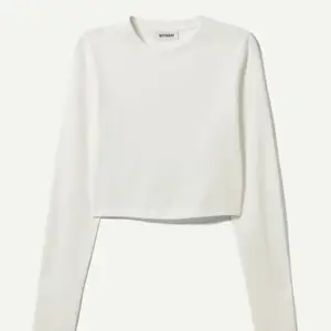 Säljer denna vita croppade tröja från Weekday. Är i nyskick. Storlek S men funkar XS-M pg av stretch. 