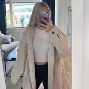 Kappa  - Säljer denna snygga kappa ifrån Nelly.com som tyvärr är lite för stor för mig och kommer ej till användning. Den är inte använd så nyskick! 