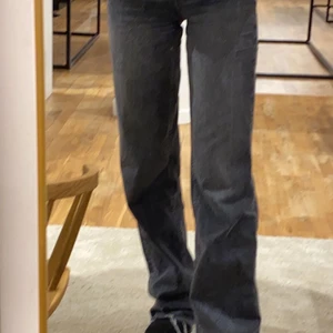 Zara Jeans  - Säljer dessa jeans från Zara då de tyvärr har blivit för små för mig. De är i en jättefin grå färg som passar till allt! De är modellen ”Full Lenght”, vilket gör att man själv kan anpassa byxan för sin egen längd ifall det behövs. Högmidjade 