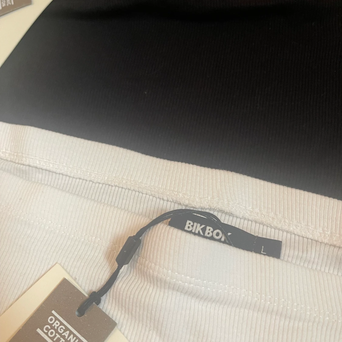 Två offshoulder toppar - 1