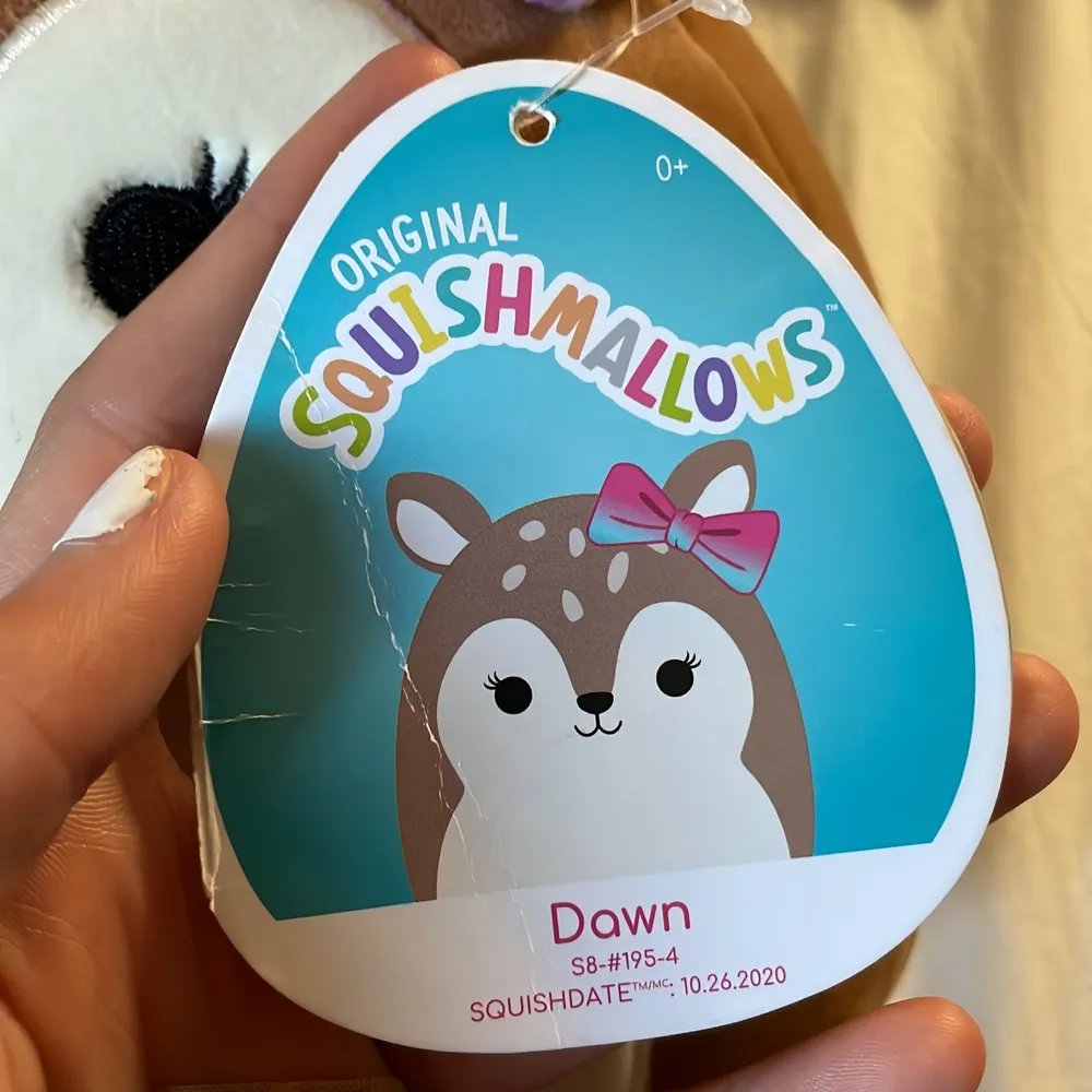En gullig Squishmallow som heter dawn lappen finns kvar och den är köpt på Åhléns💗💗 nu säljer dom dock inte Squishmallows längre😽 100kr+frakt kan även mötas om det är nära mig💗💗  21cm✨. Övrigt.