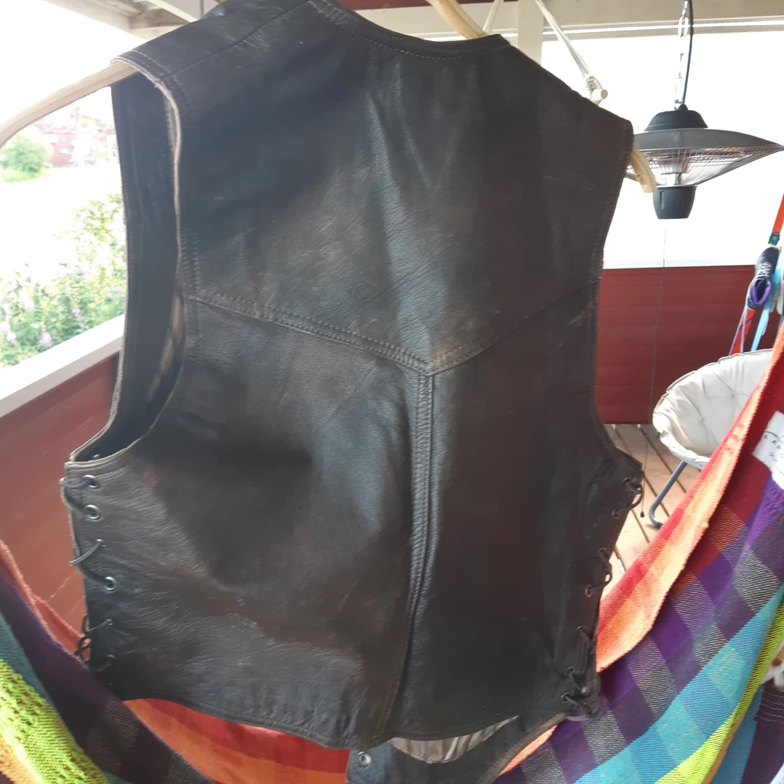 Skinnväst med detaljer sv äkta getskinn - 90