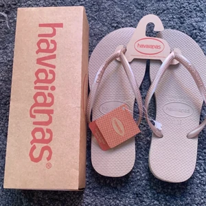 Guldiga Havaianas - Säljer ett par sprillans nya Havaianas i storlek 38/37. Säljer pga har redan andra i annan storlek. Pris kan diskuteras ☺️