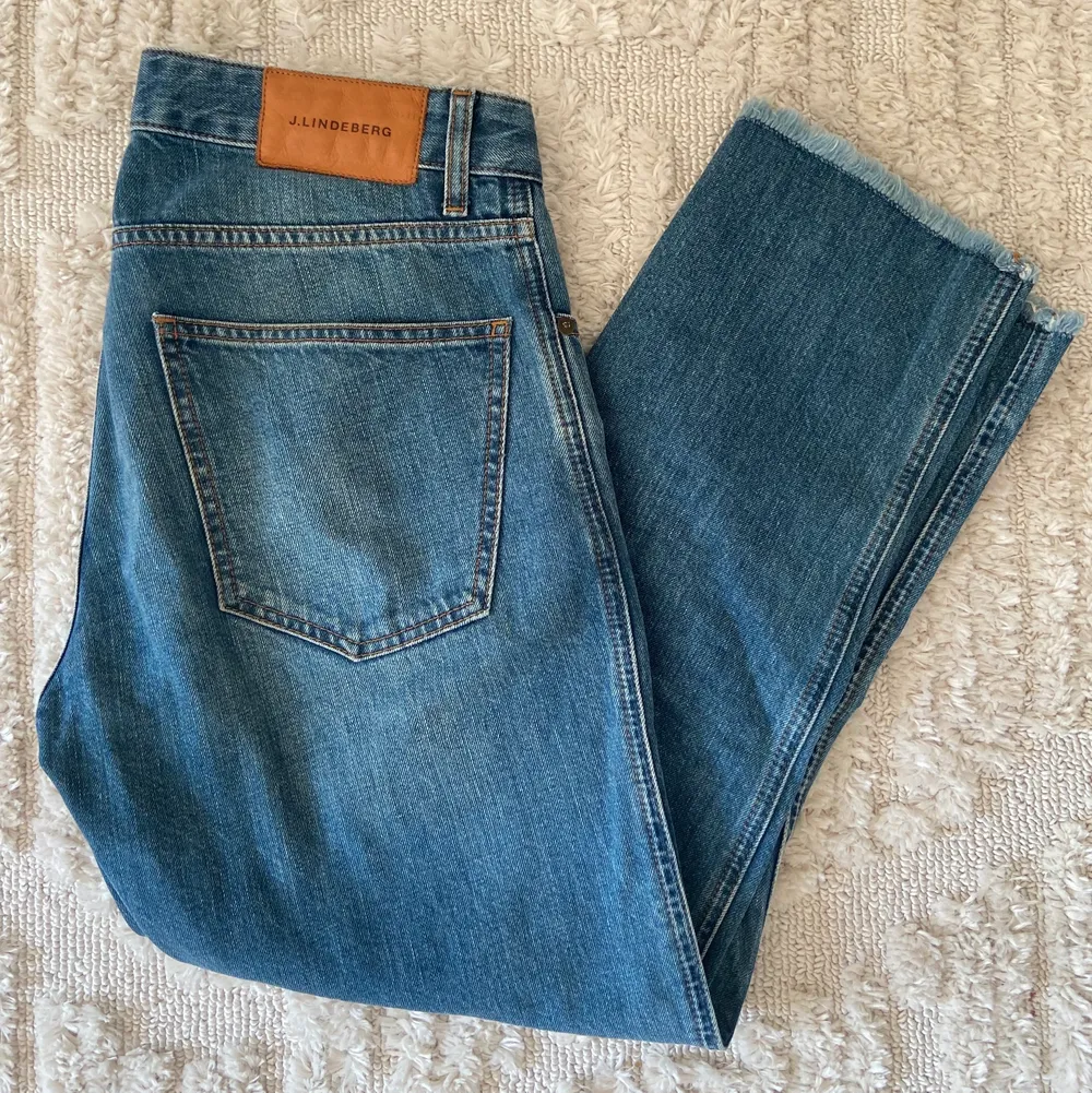 Jeans i boyfriend fit och ankellängd i fint skick. Har en låg midja 👖 Mått: innersida ~ ca. 63cm, midja ~ 39cm. Jeans & Byxor.