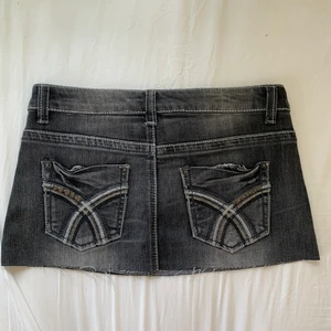 Grå jeanskjol - Grå jeanskjol från honeyblue 🤍 midjemåyt:40,5 tvärsöverkontakta mig för billigare frakt 