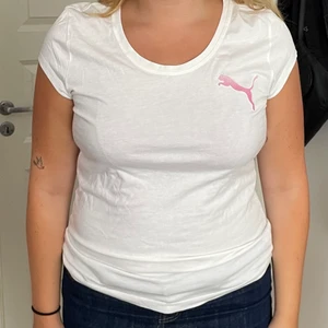 Puma t shirt - Denna 2000s puma T-shirten fick jag av mamma, men aldrig använt så därför säljer jag den. I storlek XL, men passar L också och den kan ge en cool oversized look. 💕 Köparen står för frakten