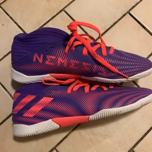 Adidas skor  - Addidas skor lätt att löpa och träna med, köpte för 3 månader sen men använde bara 2/3 gånger 