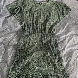 Mönstrad klänning från & other stories!  - Mönstrad klänning från & other stories! Använd ett par tillfällen och för 200 kr (inklusive frakt) är klänningen din! 