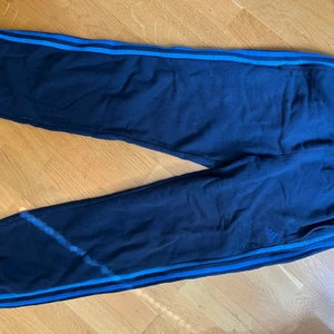 Adidasbyxor  - Jag säljer Adidasbyxor. Storlek L. Passar som M, använd fåtal gånger.   Den kommer inte till användning.   Frakt står köpare för själv. 