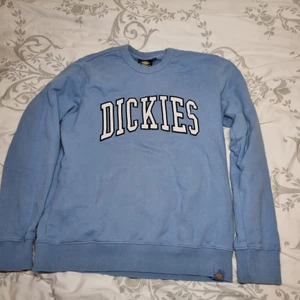 Dickies tröja - En blå diclies tröja i storlek medium. Säljer den för att den inte kommer till användning. Bra skick, har använts max 5 gånger. Köpte den för 850kr på carlings. Köpare betalar för frakten.