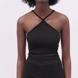 Stickad topp från zara - Säljer pga att den knappt kommer till användning längre. Storlek M men skulle säga att det mer är som en S 💕